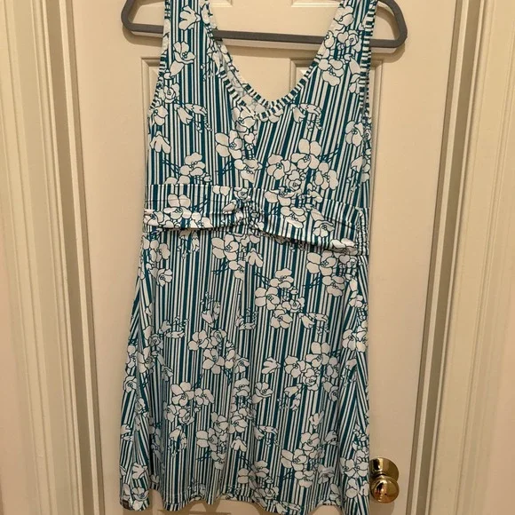 Title Nine Dream V-Neck Green & White Stripe Floral Dress Size M Hiking Outdoors - Picture 4 of 11